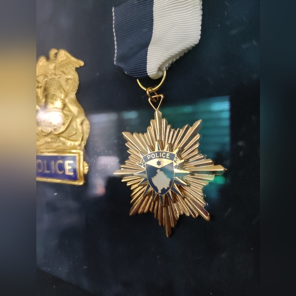 Movie Prop Police badge and medal framed - Picture 2 of 4
